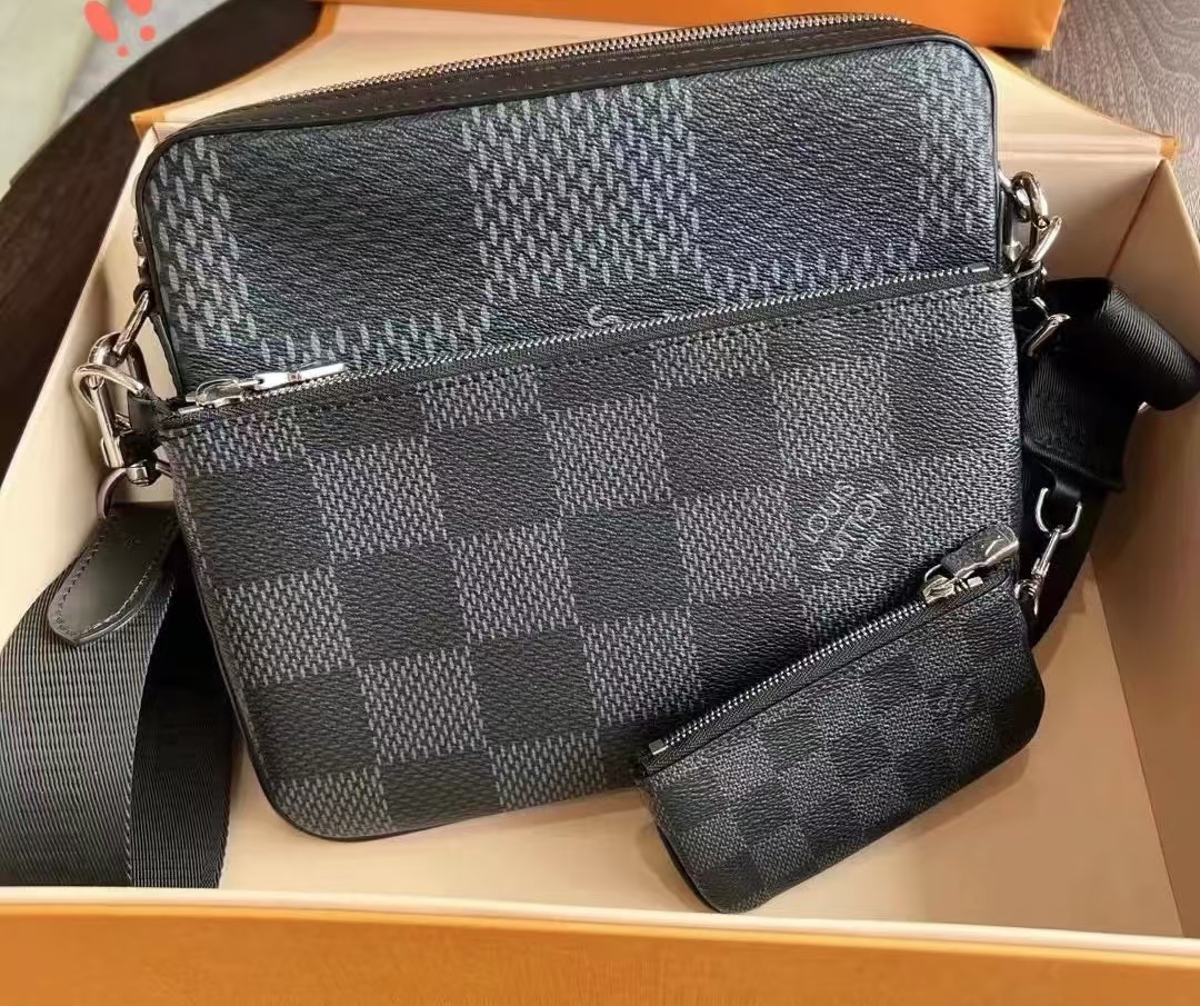*LV*メンズ アウトドアフラップ モノグラムショルダーバッグ