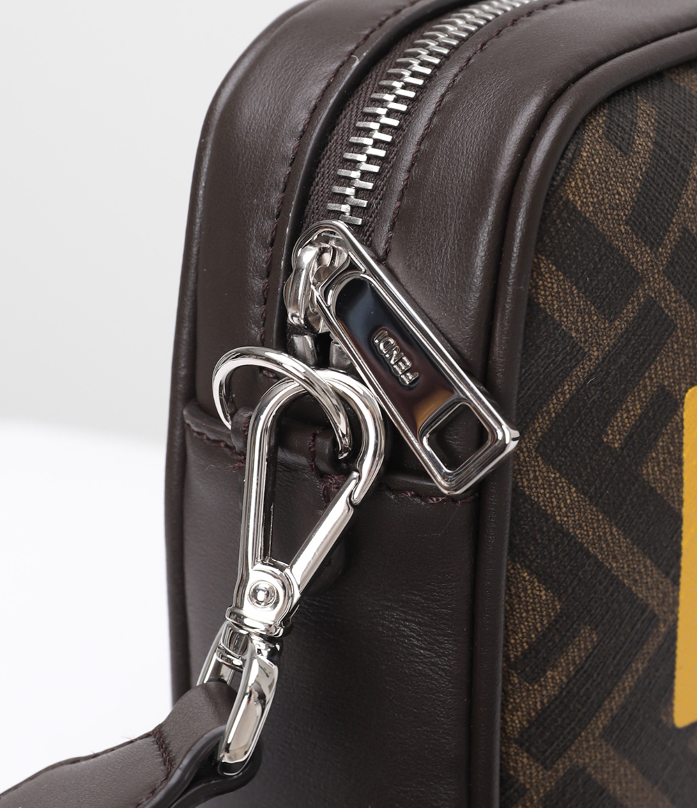 FENDI ブラウンFFファブリック バッグ カメラケース