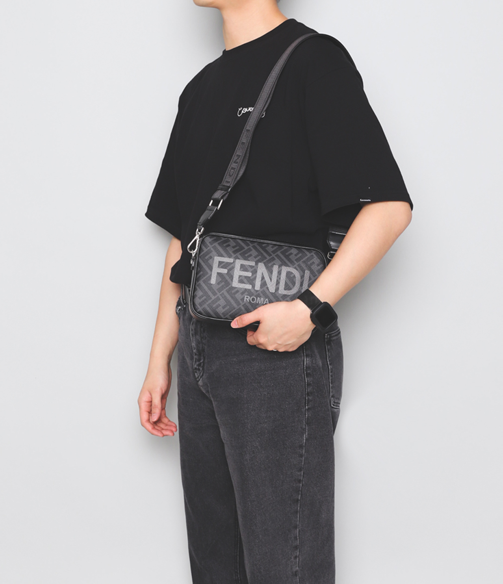 FENDI ブラウンFFファブリック バッグ カメラケース