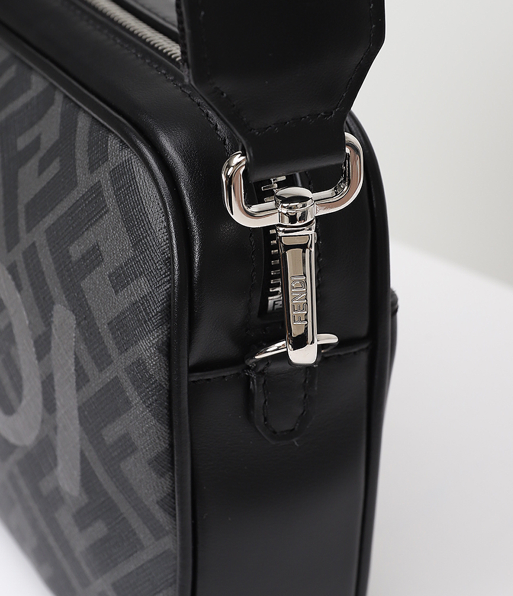 FENDI ブラウンFFファブリック バッグ カメラケース