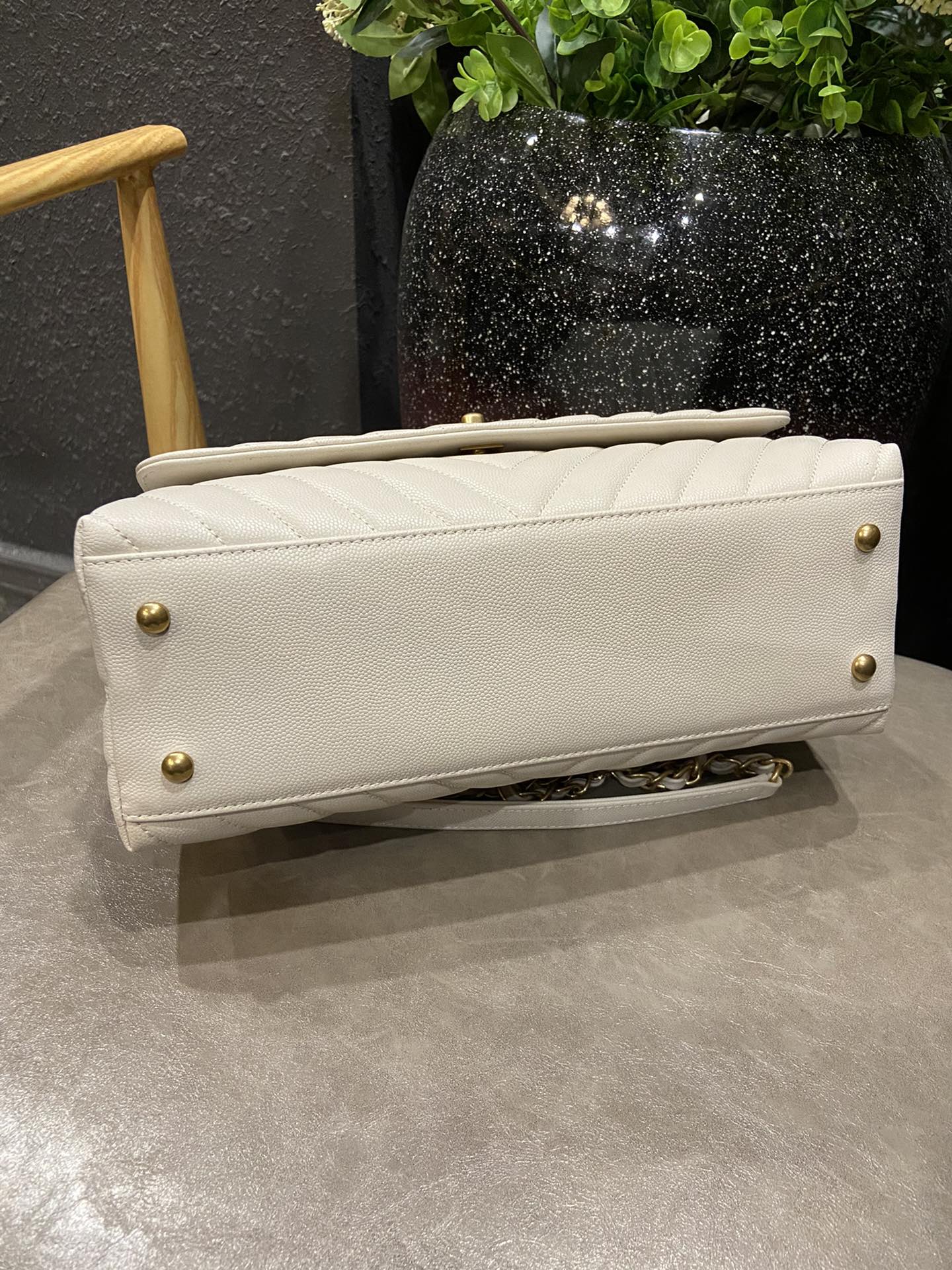 Chanel Cowhide handbag Large 92991