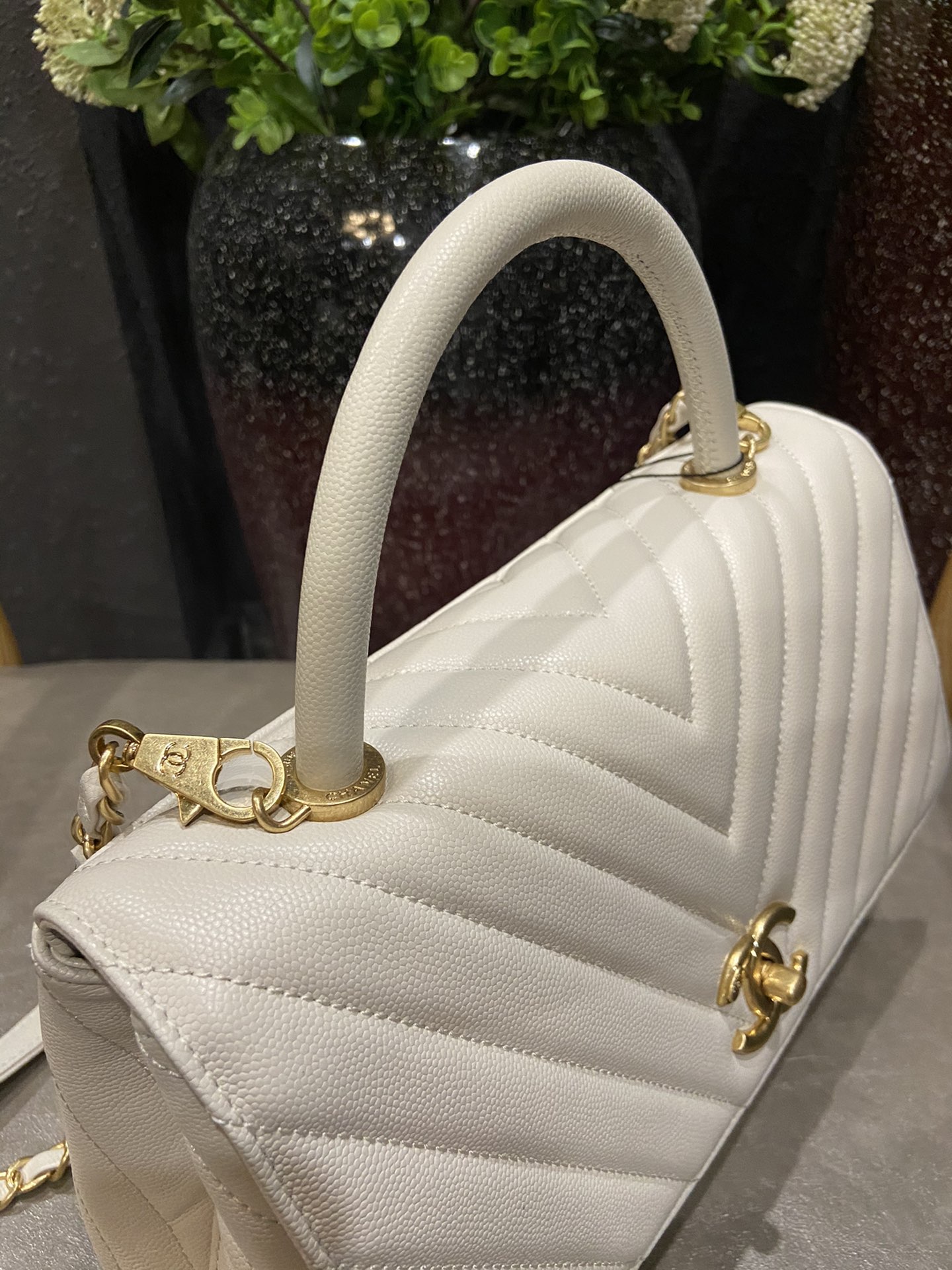 Chanel Cowhide handbag Large 92991