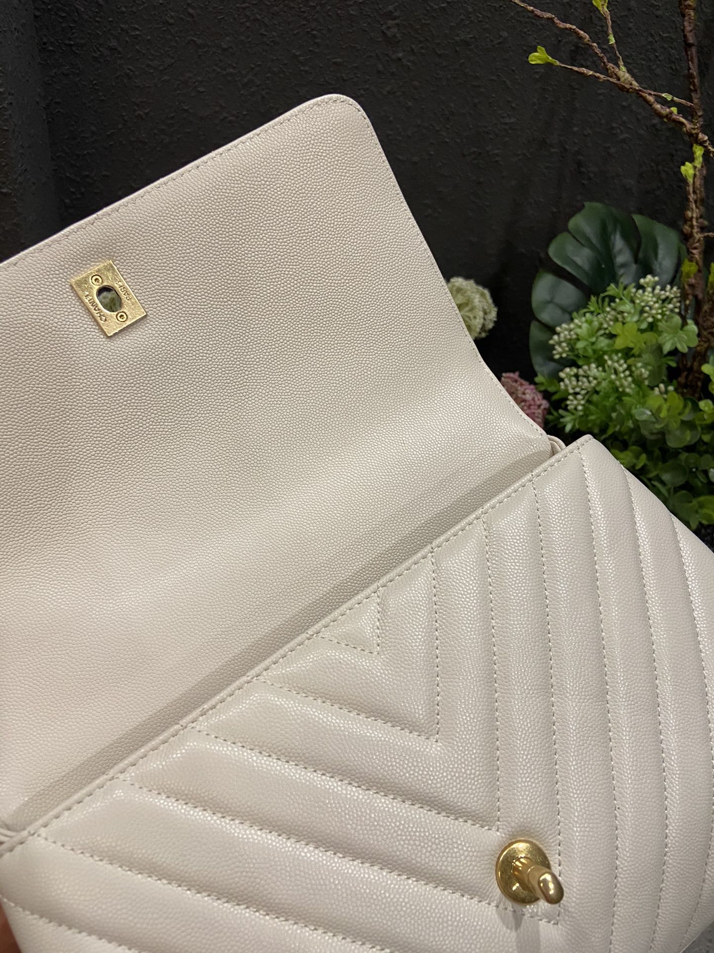 Chanel Cowhide handbag Large 92991