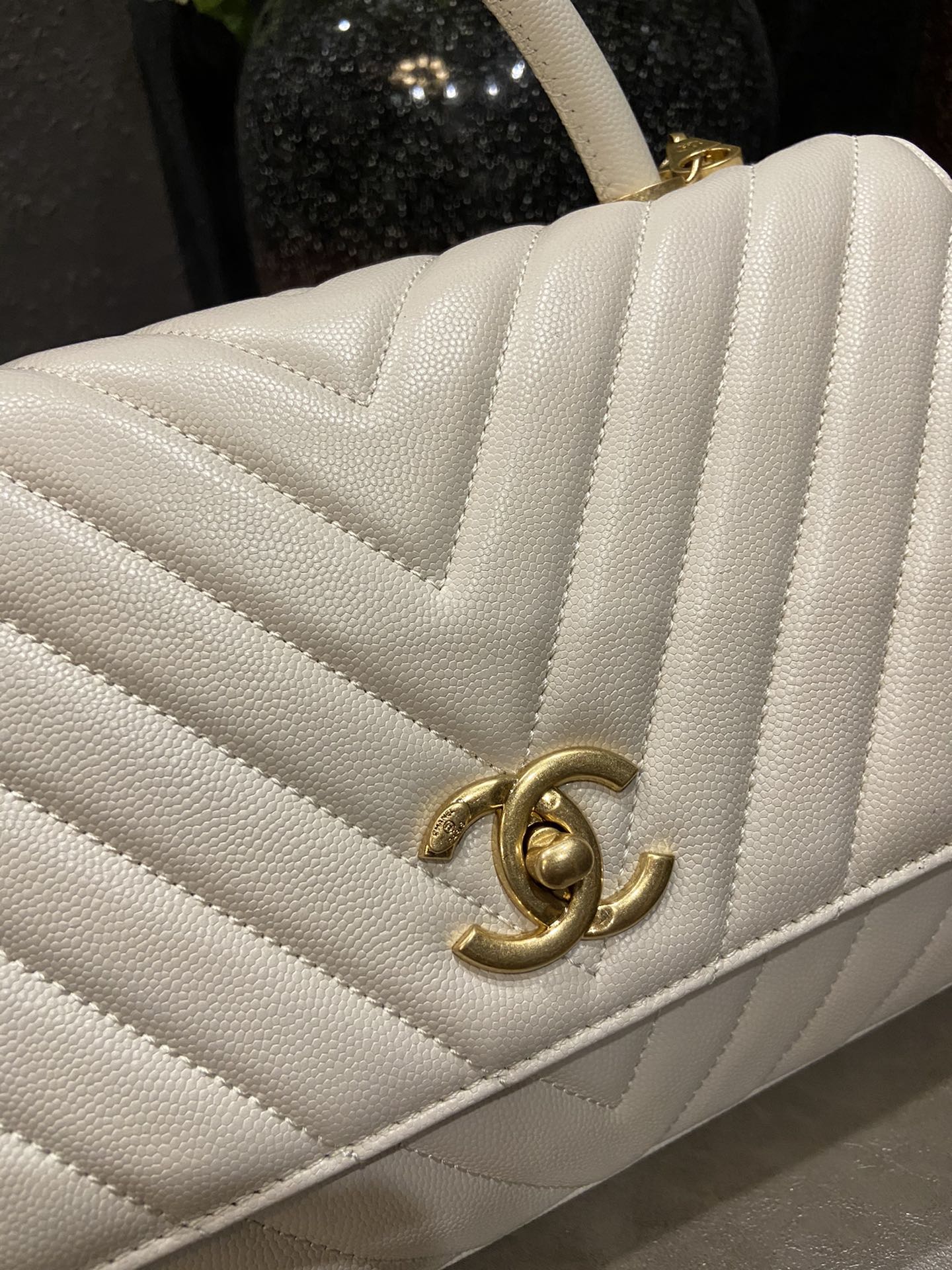 Chanel Cowhide handbag Large 92991
