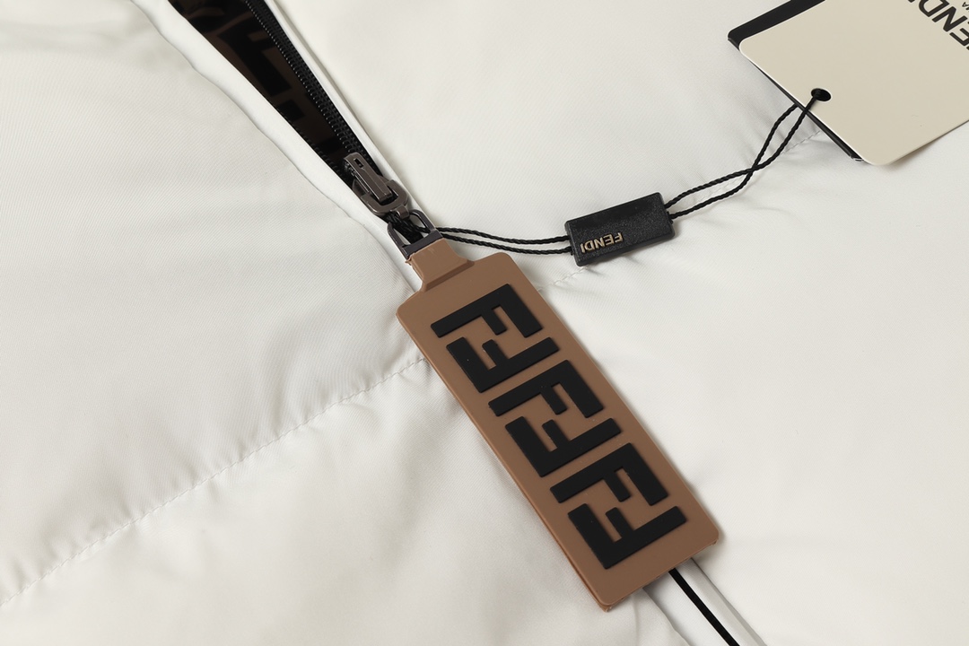 FENDI（フェンディ） ダウンジャケット
