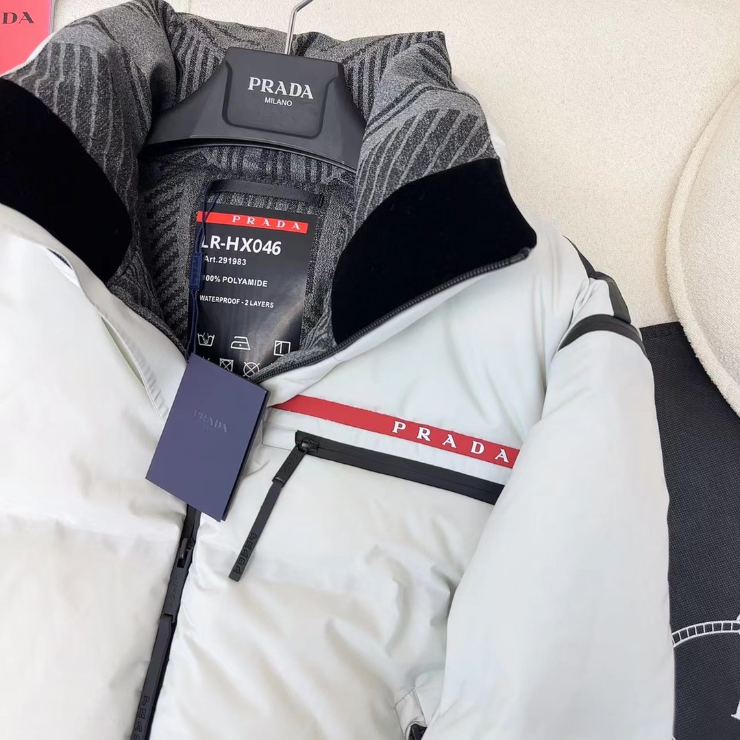 【 PRADA 旗艦店】ご好評に付き再入荷！！