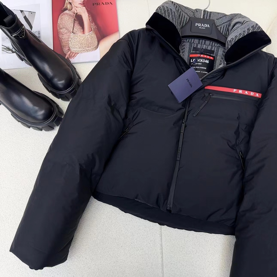 【 PRADA 旗艦店】ご好評に付き再入荷！！