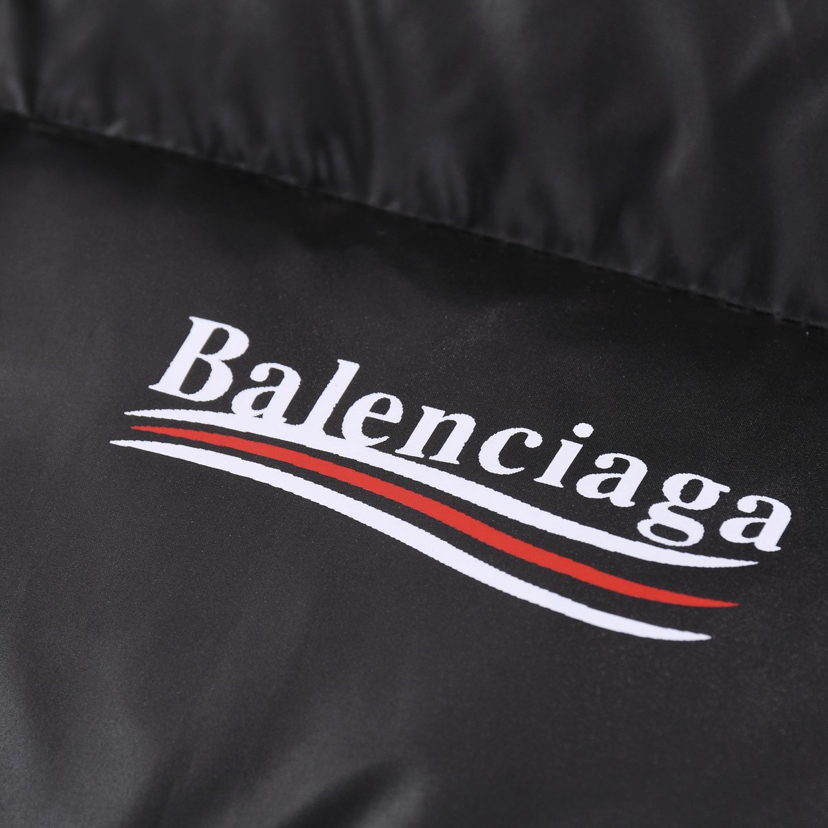 【Balenciaga】新作数量限定予行販売モンクレールダウンジャケット