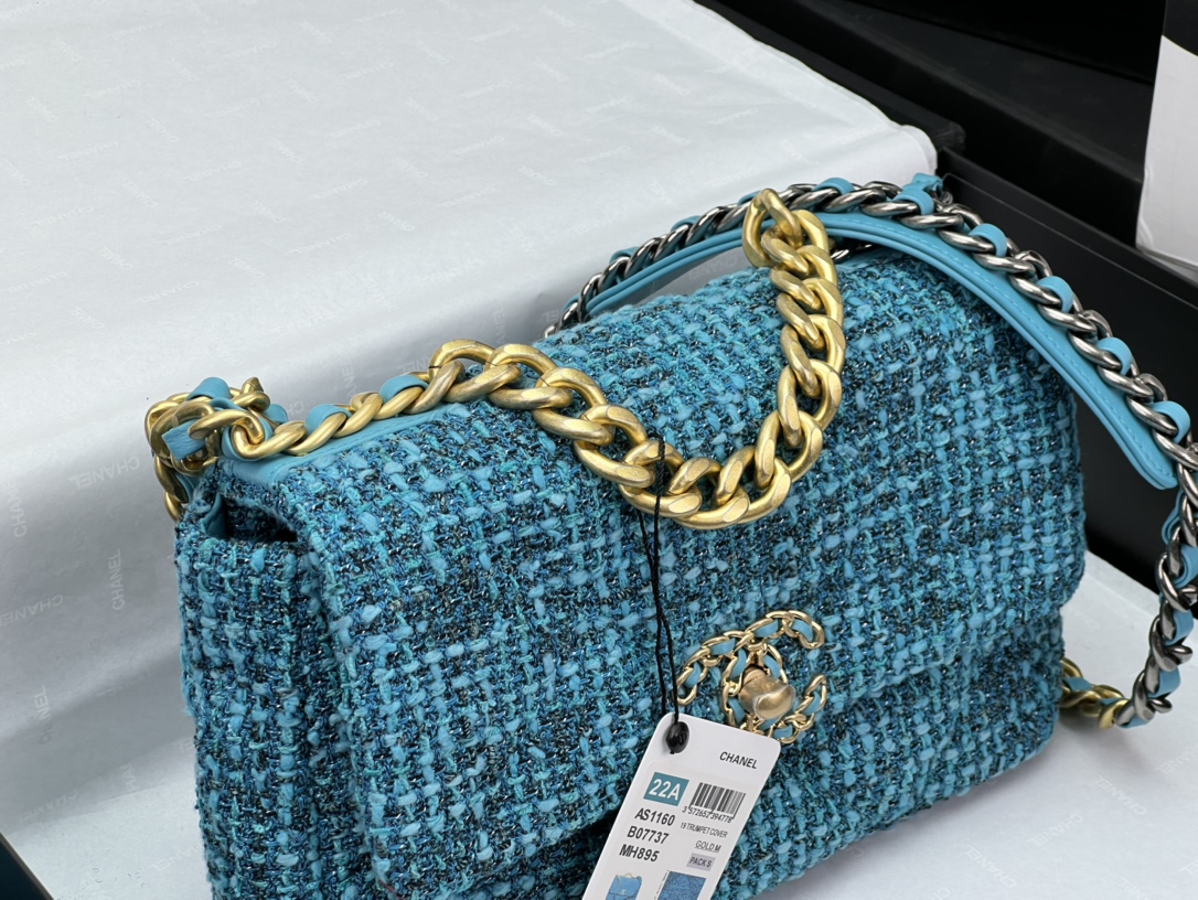 CHANEL 19 HANDBAG AS1161