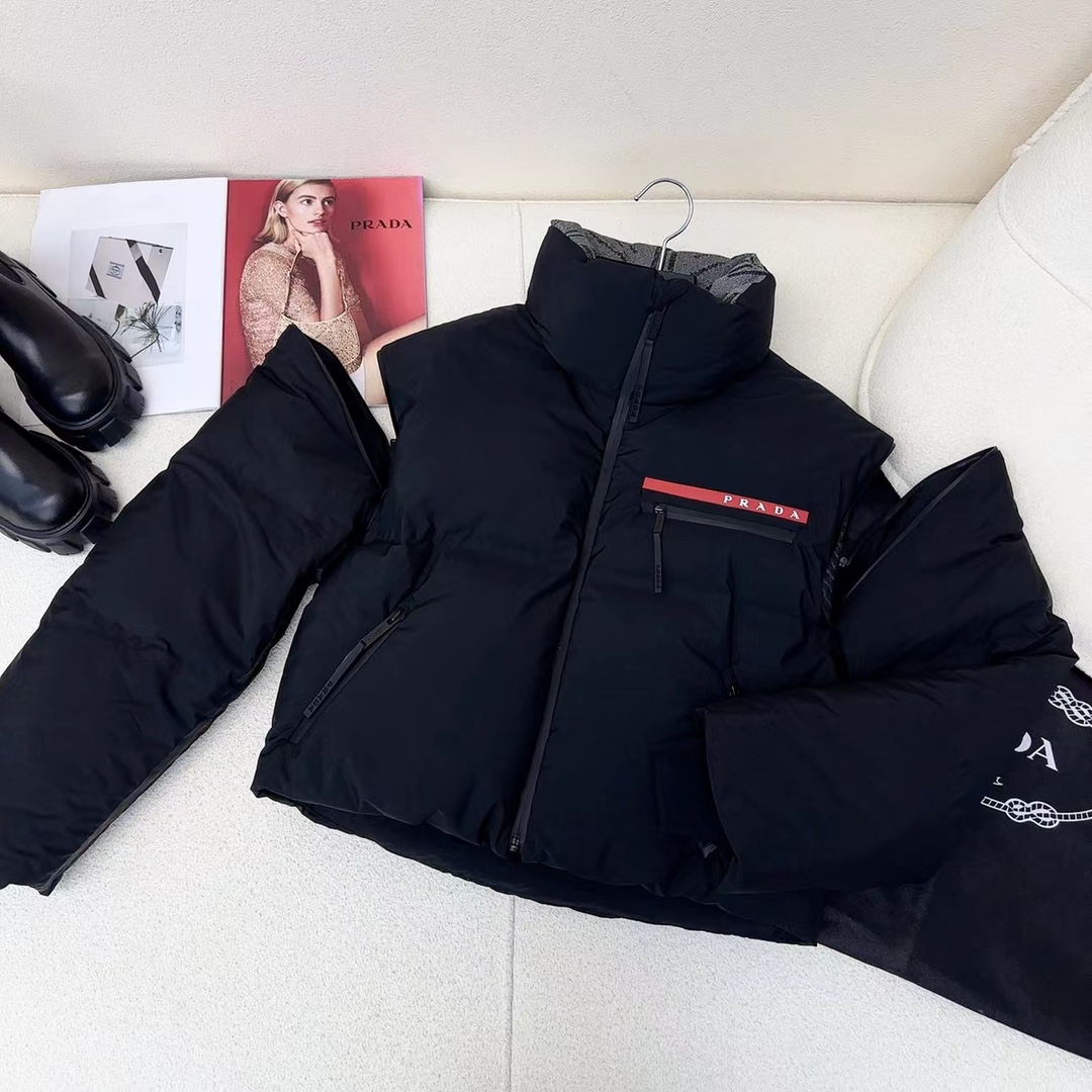 【 PRADA 旗艦店】ご好評に付き再入荷！！