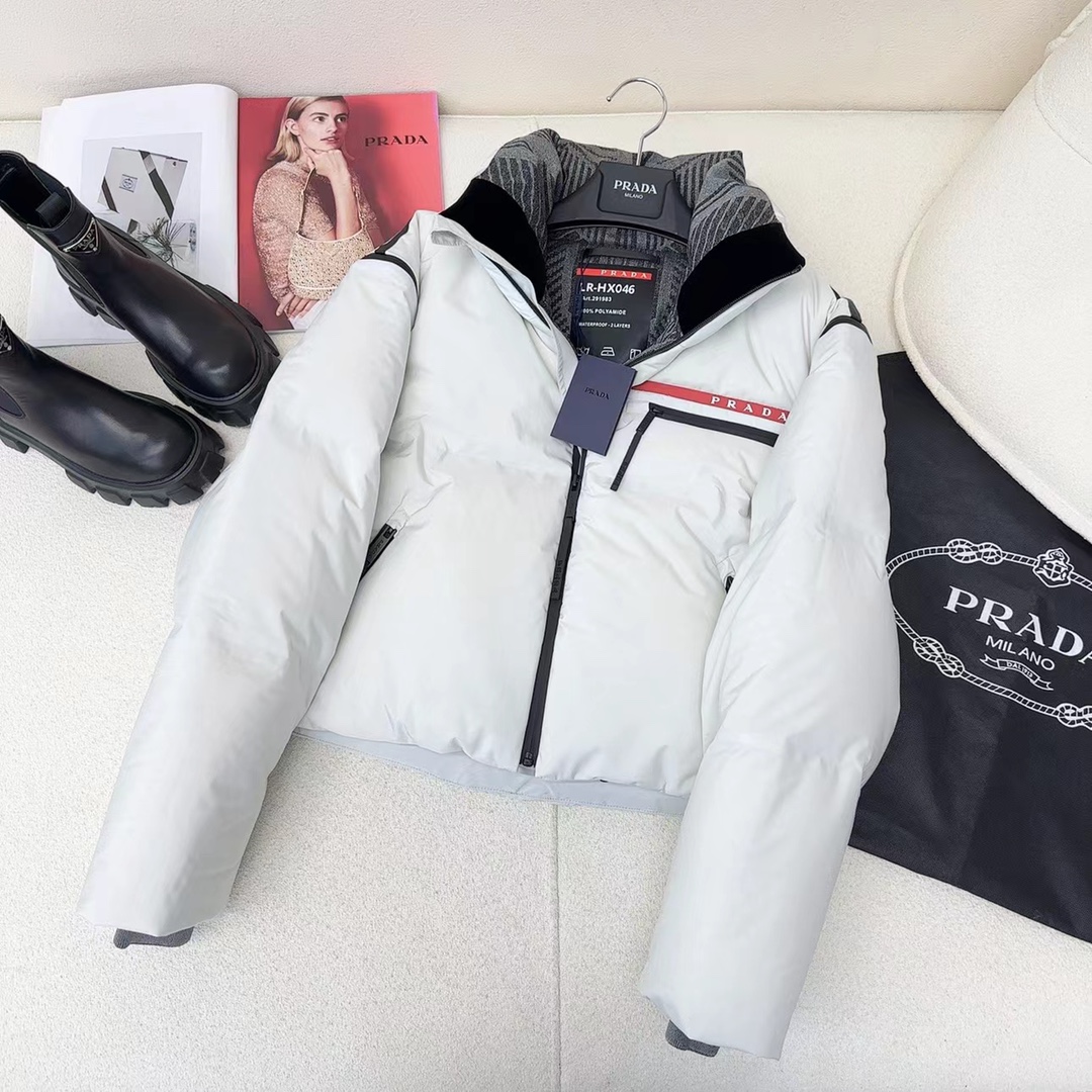 【 PRADA 旗艦店】ご好評に付き再入荷！！