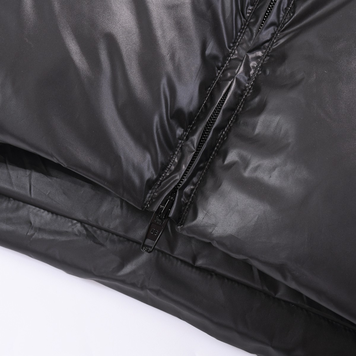 【Balenciaga】新作数量限定予行販売モンクレールダウンジャケット