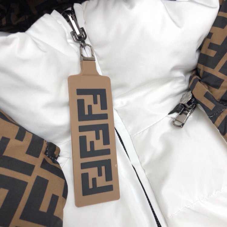 FENDI（フェンディ） ダウンジャケット