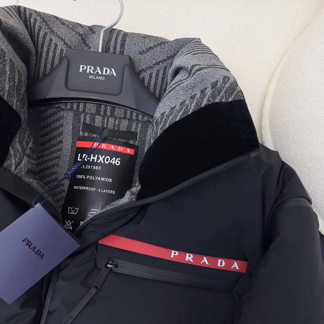 【 PRADA 旗艦店】ご好評に付き再入荷！！