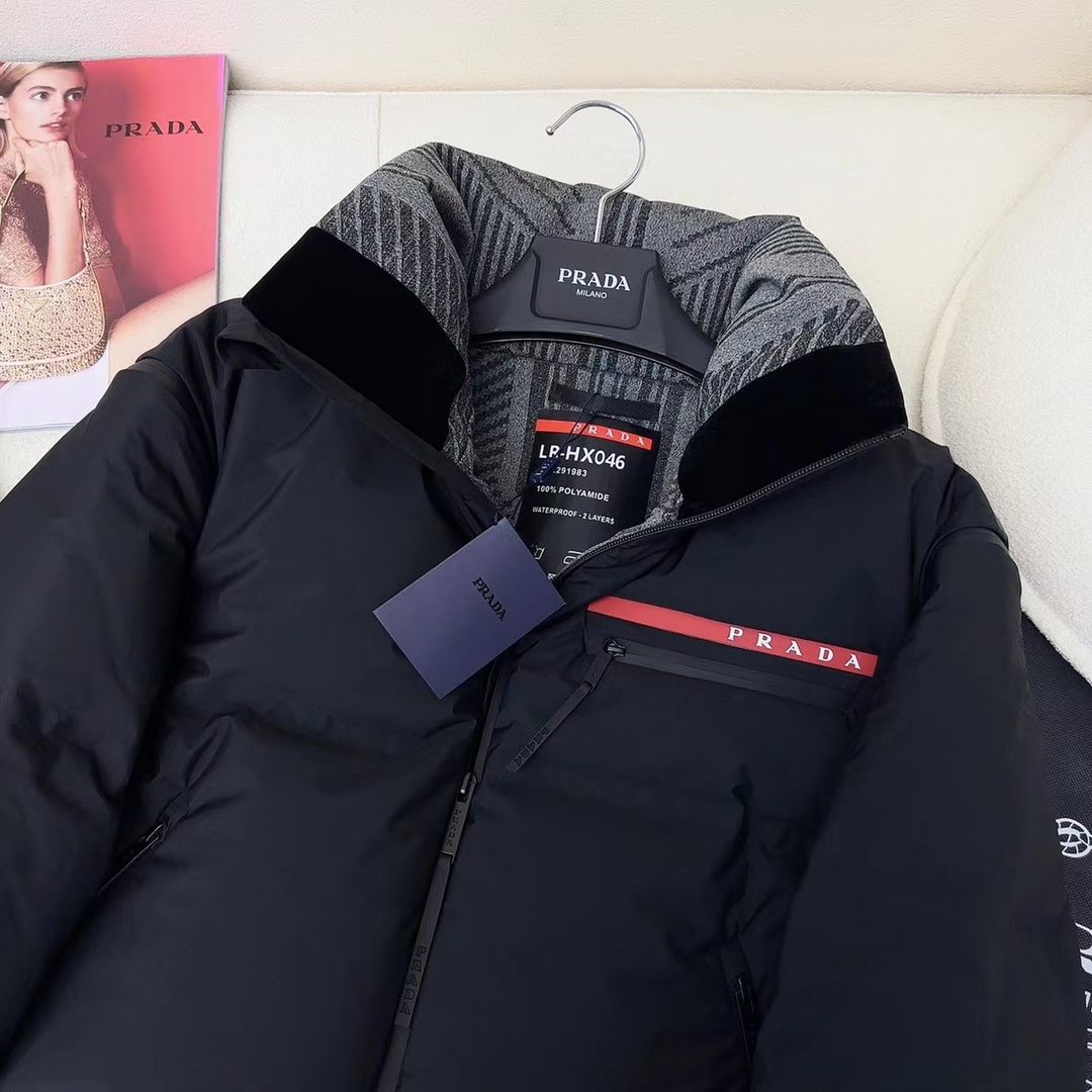 【 PRADA 旗艦店】ご好評に付き再入荷！！