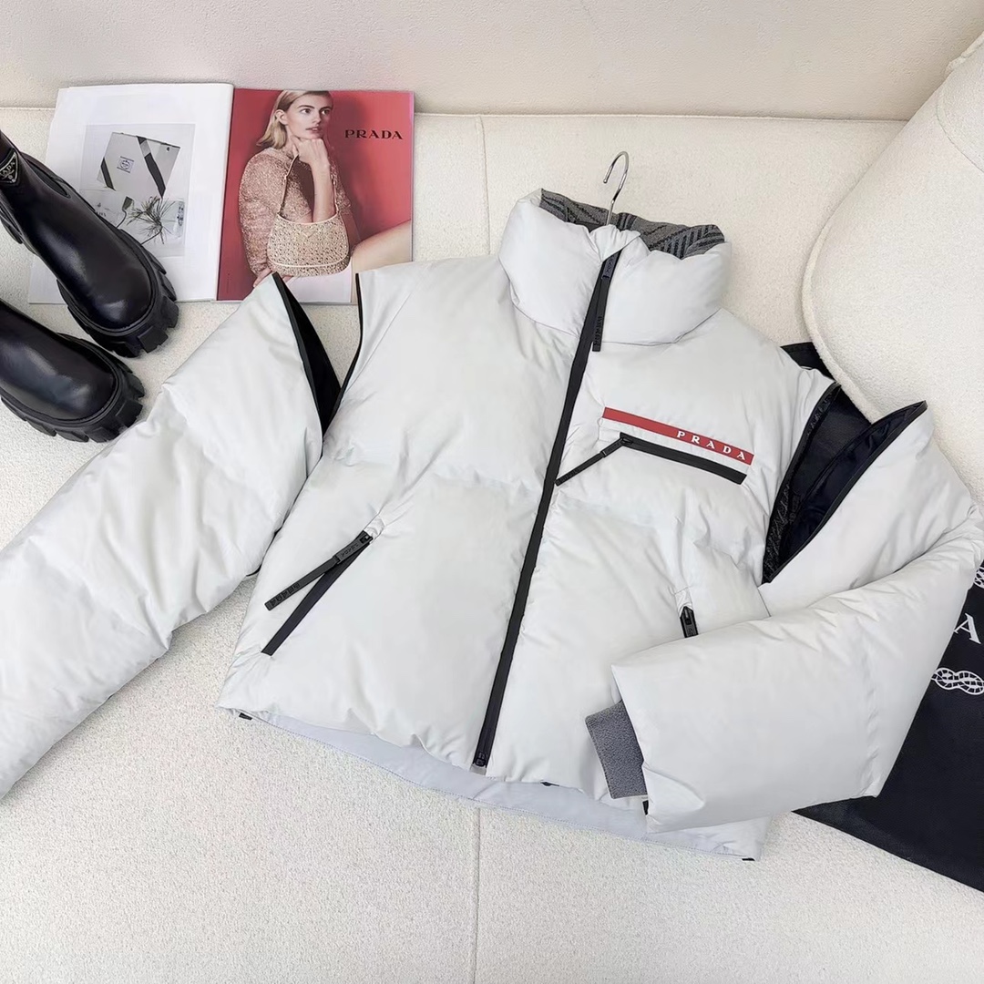 【 PRADA 旗艦店】ご好評に付き再入荷！！