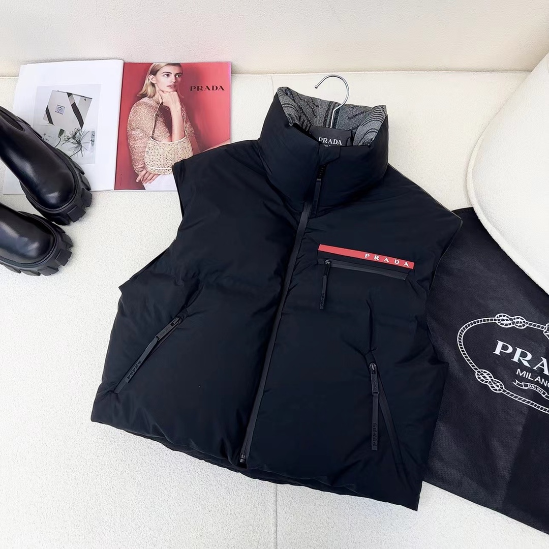 【 PRADA 旗艦店】ご好評に付き再入荷！！