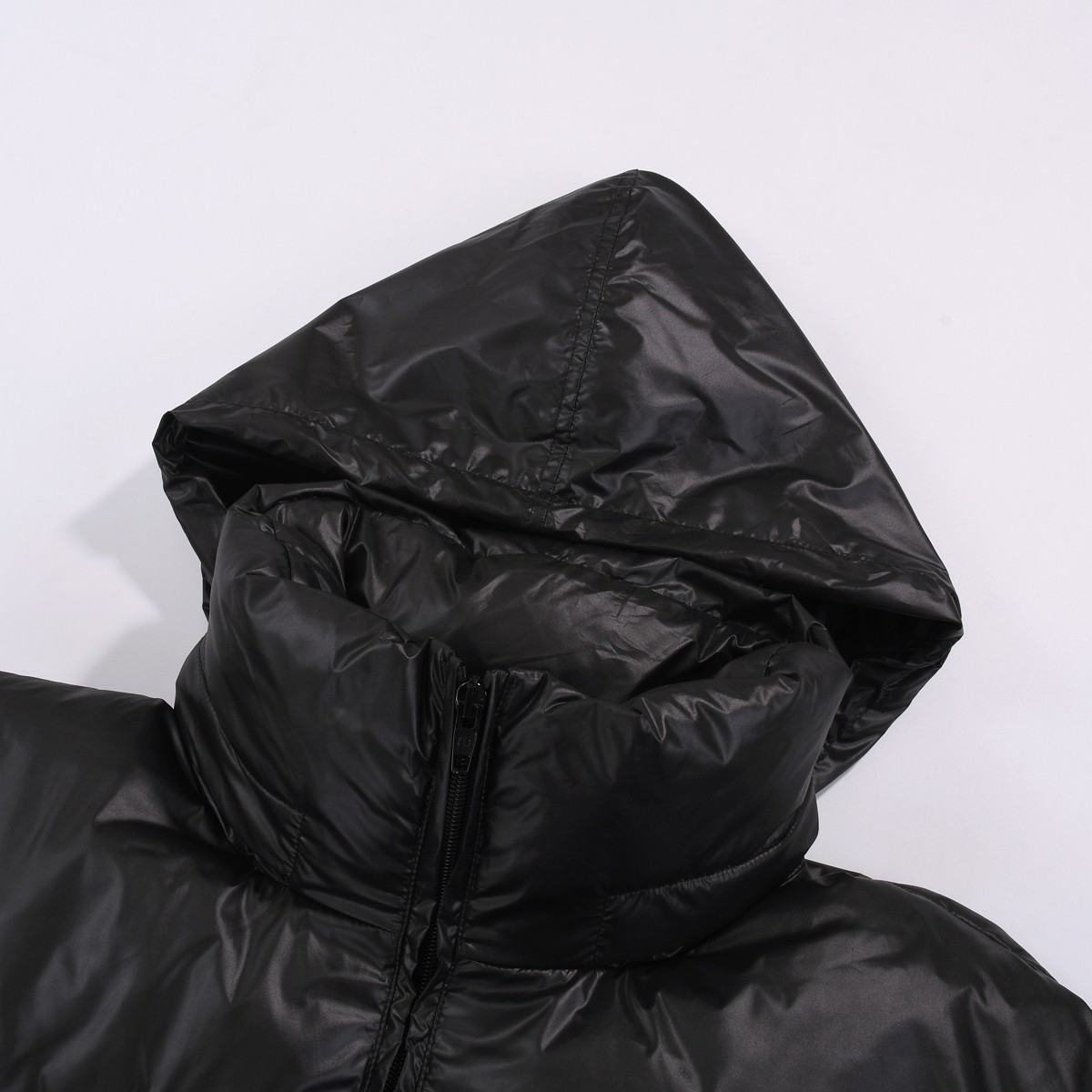 【Balenciaga】新作数量限定予行販売モンクレールダウンジャケット