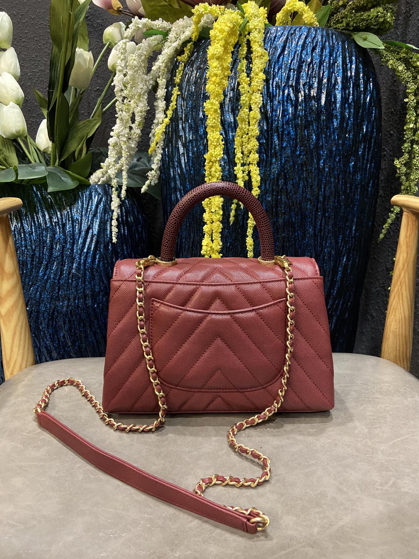 Chanel Cowhide handbag A92990
