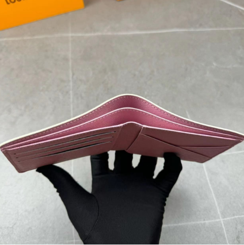 ルイビトン二つ折り財布　ピンク