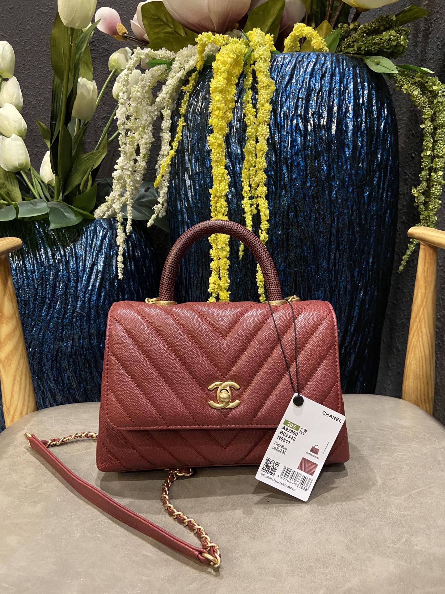 Chanel Cowhide handbag A92990