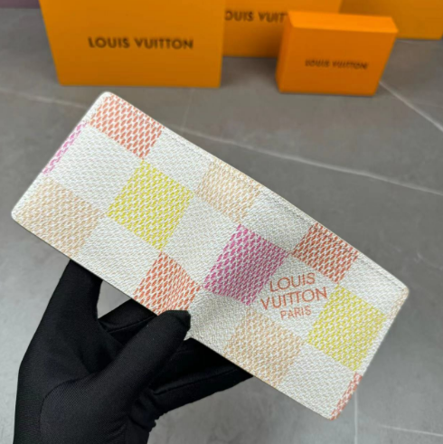 ルイビトン二つ折り財布　ピンク