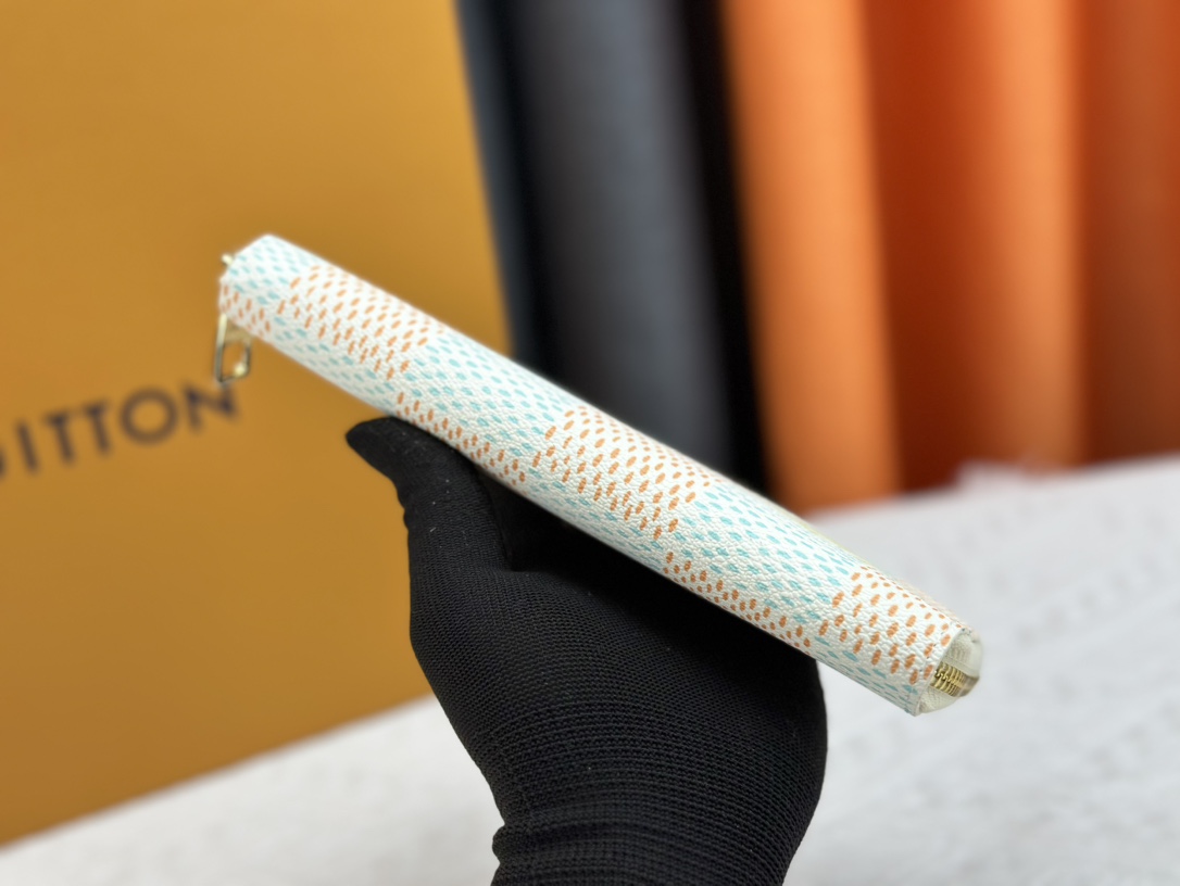 LV Louis Vuitton 新作財布です 67 zm 95523