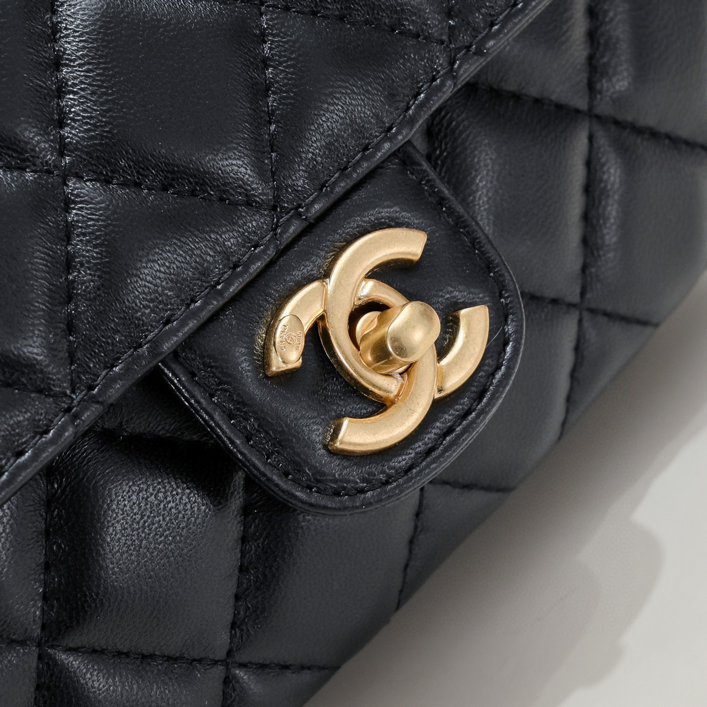 CHANEL 144C COCO HANDEL 9115
