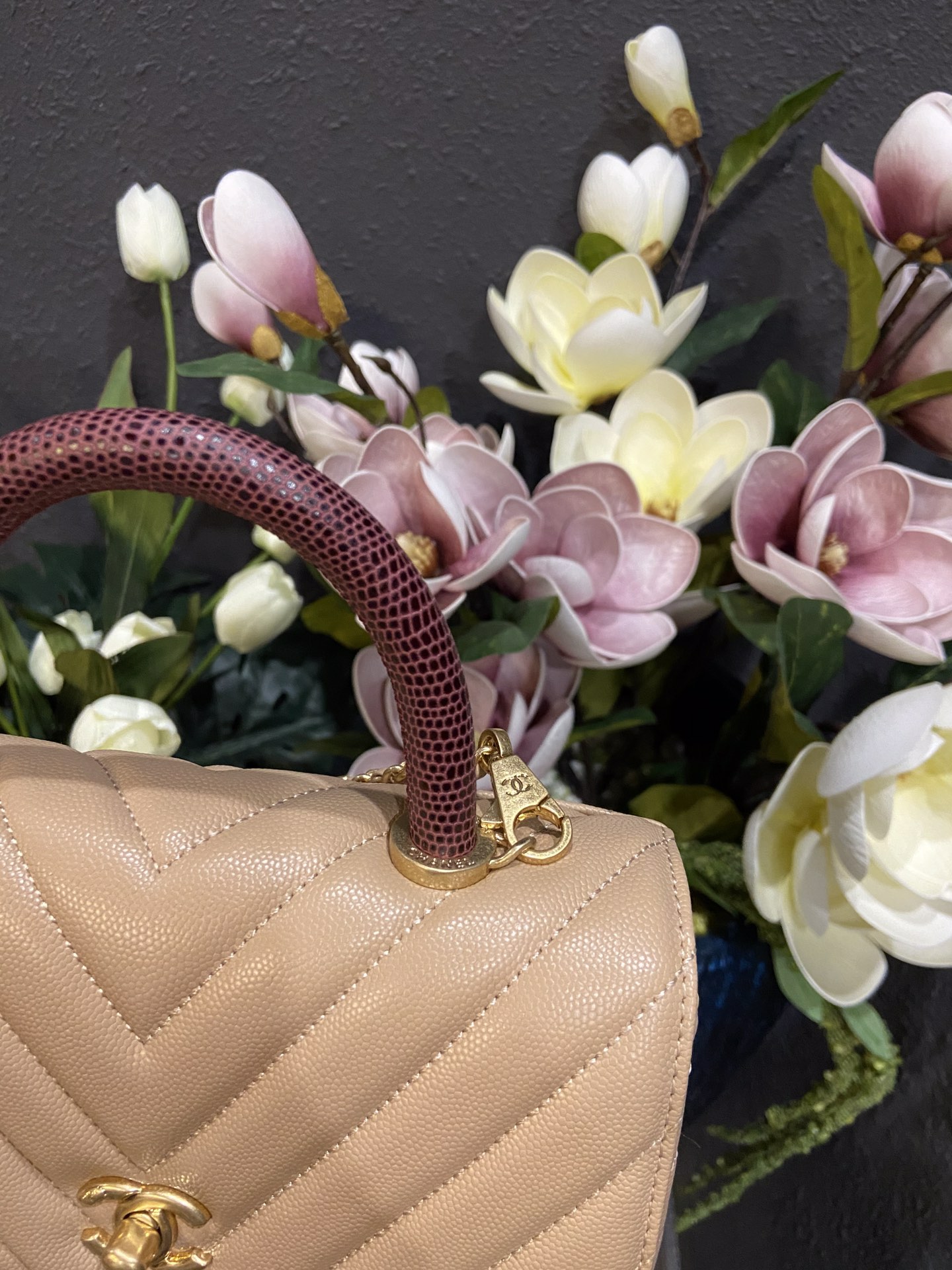 Chanel Cowhide handbag A92990