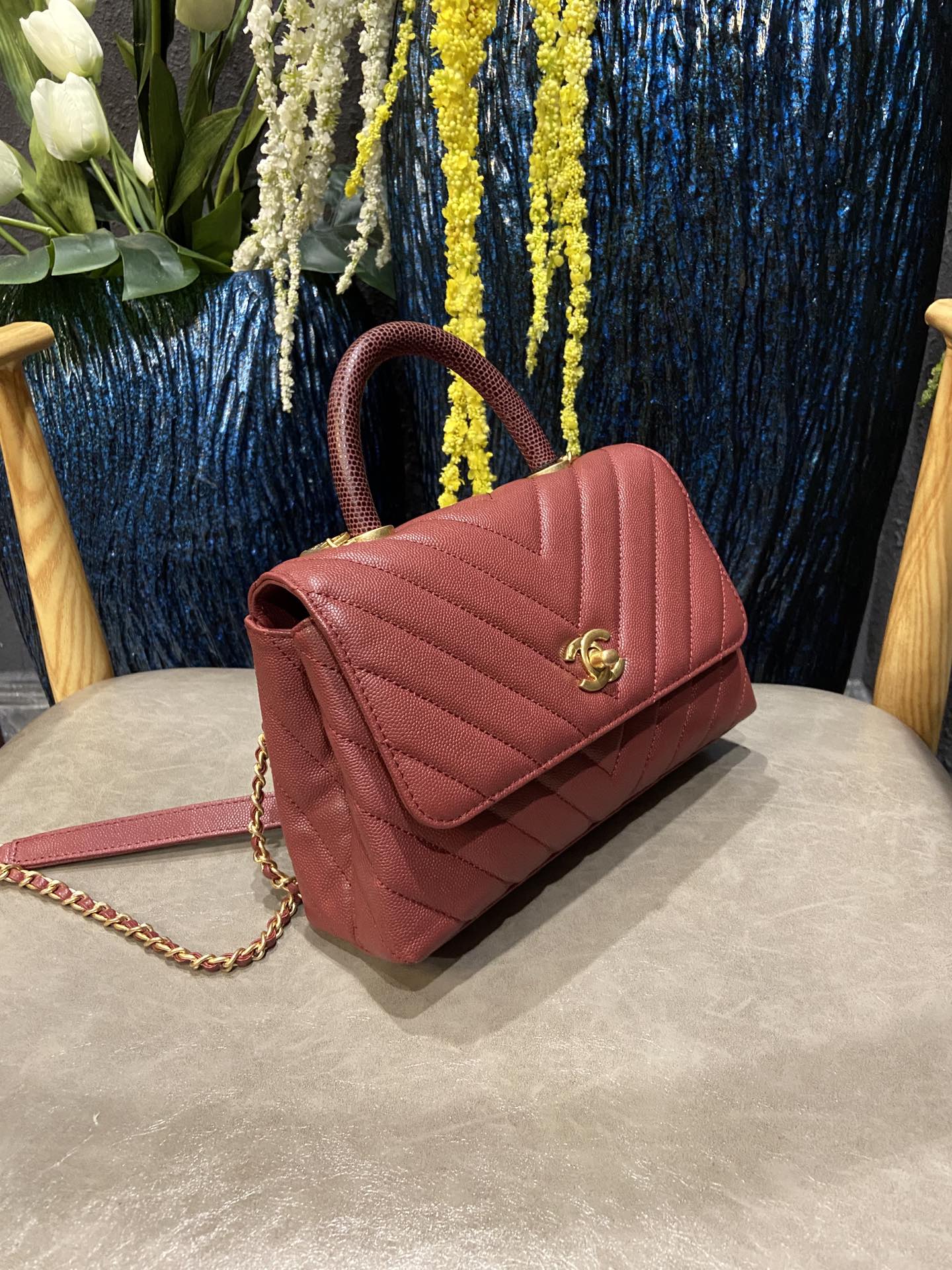 Chanel Cowhide handbag A92990