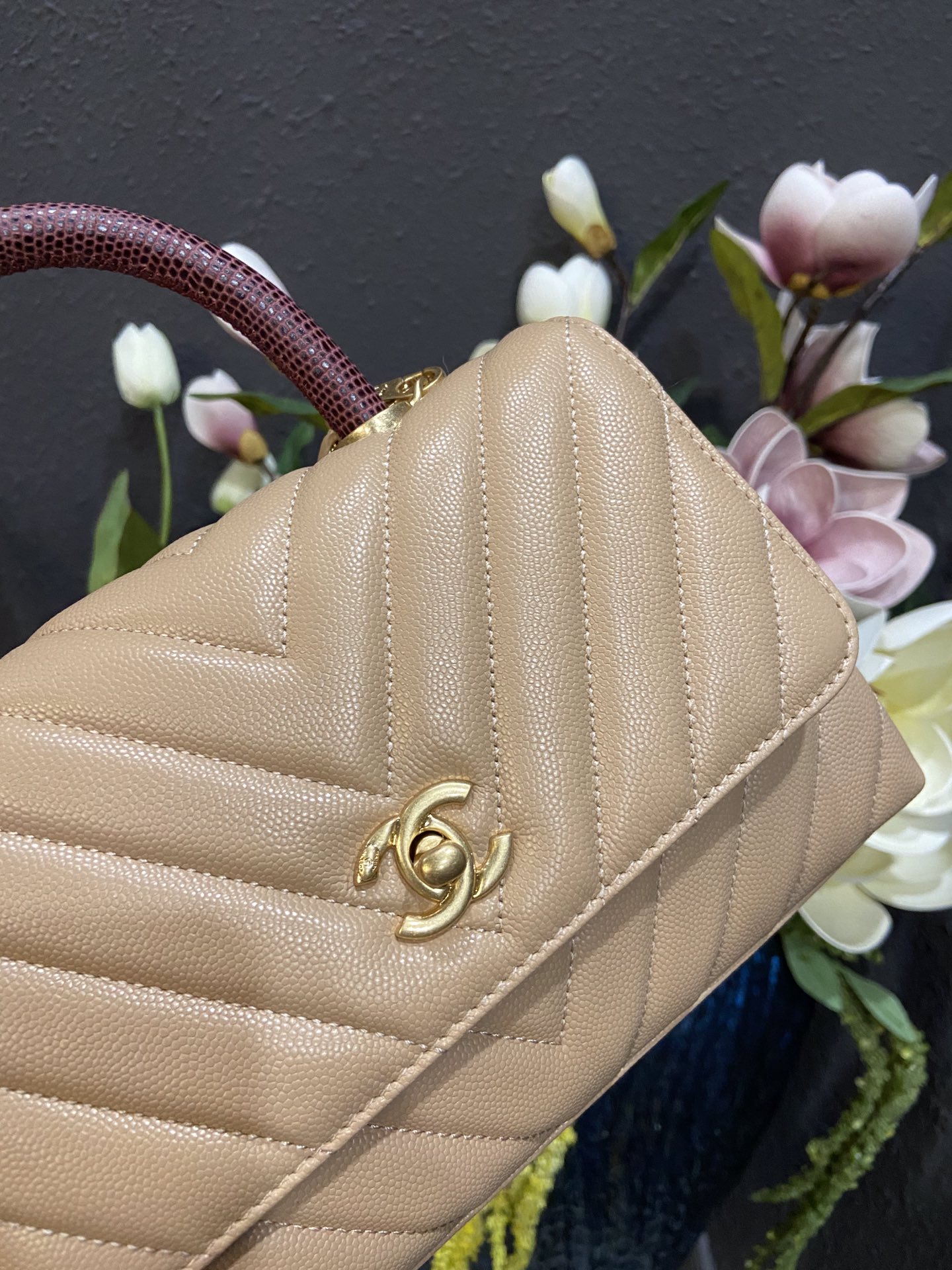 Chanel Cowhide handbag A92990