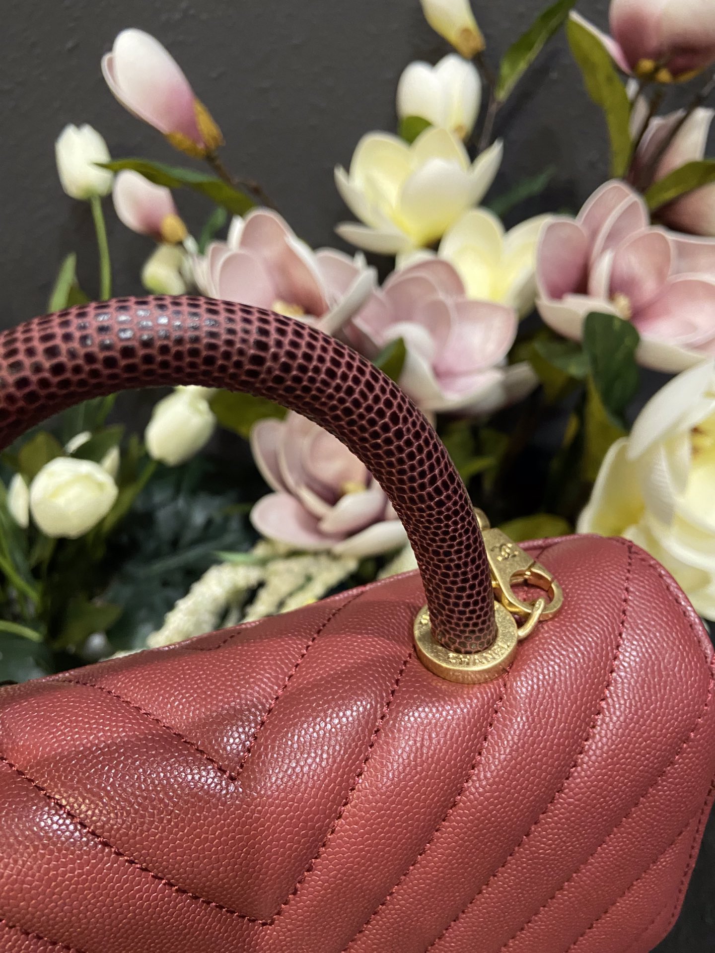 Chanel Cowhide handbag A92990