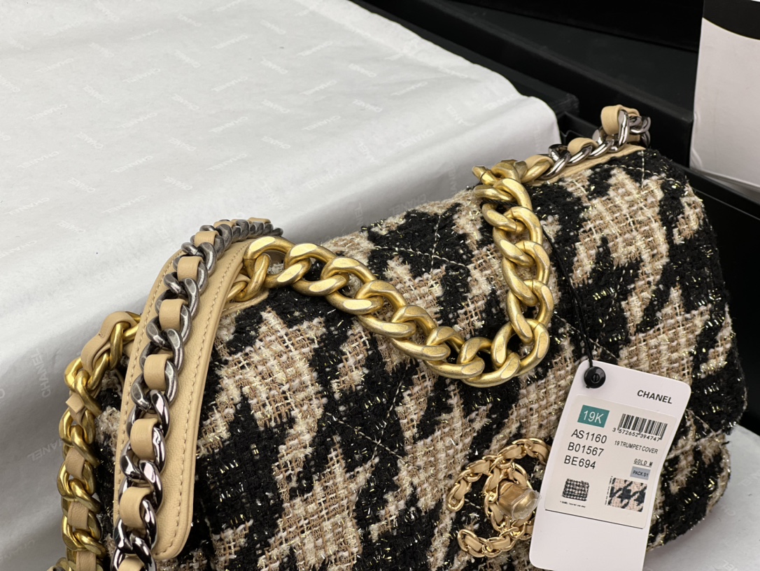 CHANEL 19 HANDBAG AS1161