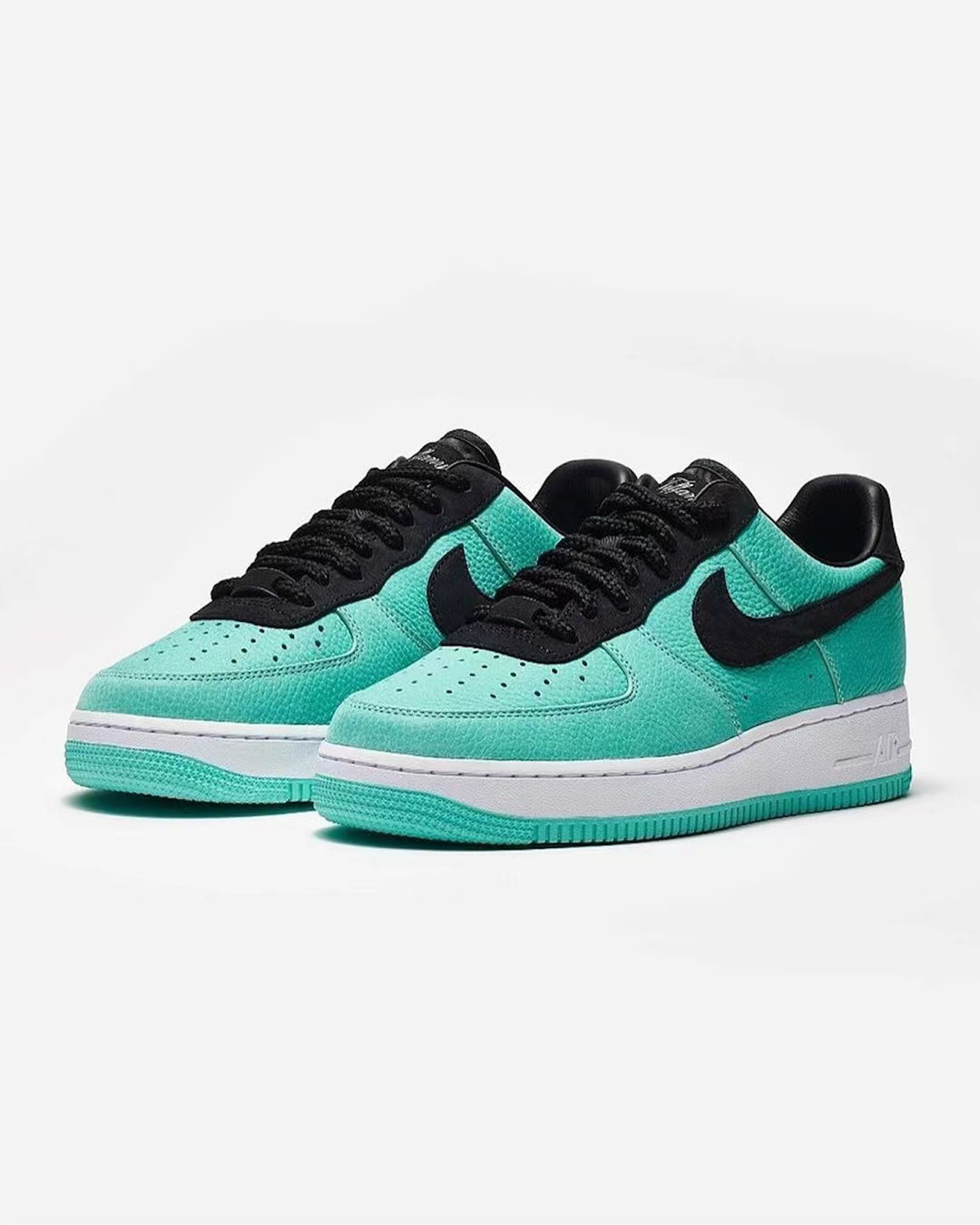 ★NIKE x TIFFANY★送料無料★世界中でセンセーションを巻き起こした話題のコラボ★ティファニー x ナイキ エア フォース 1 フレンズ アンド ファミリー エディション