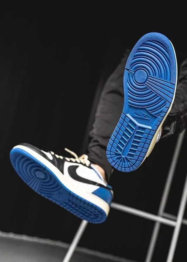 トラビススコットxナイキエアジョーダン1 ローカット「ミリタリーブルー」Travis Scott x Nike Air Jordan 1 Low 
