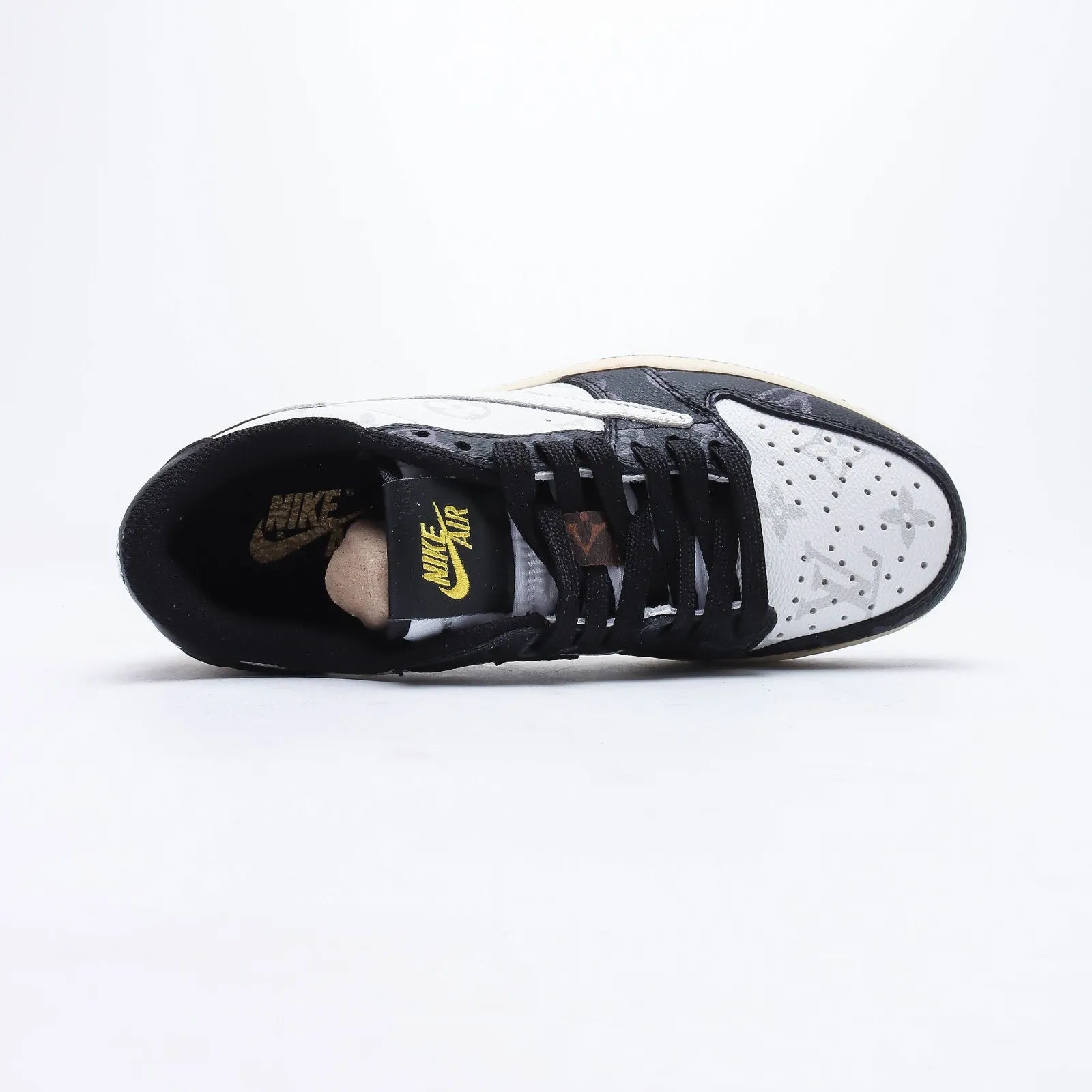 【日本未入荷】LOUIS VUITTON X TRAVIS SCOTT X NIKE AIR JORDAN 1 LOW OG SP