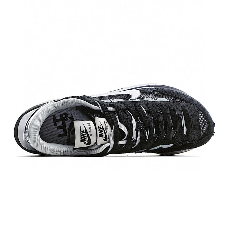 ナイキ x sacai VaporWaffle 'Black and White'