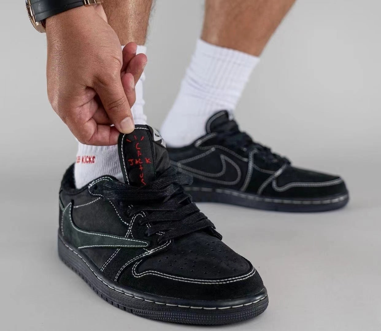 【人気急上昇で入手困難!】Travis Scott x Nike Air Jordan 1 Low OG SP