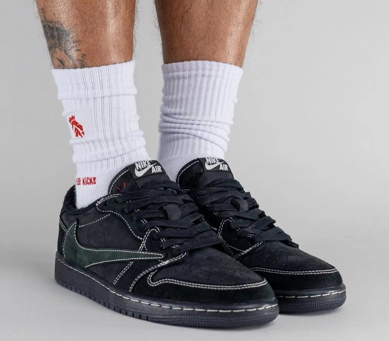 【人気急上昇で入手困難!】Travis Scott x Nike Air Jordan 1 Low OG SP