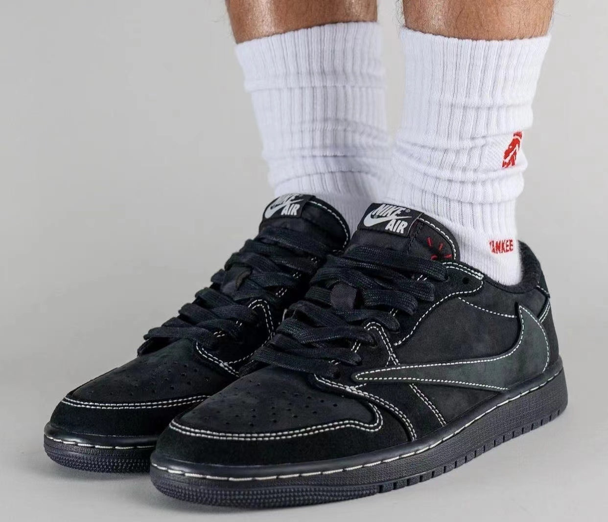 【人気急上昇で入手困難!】Travis Scott x Nike Air Jordan 1 Low OG SP