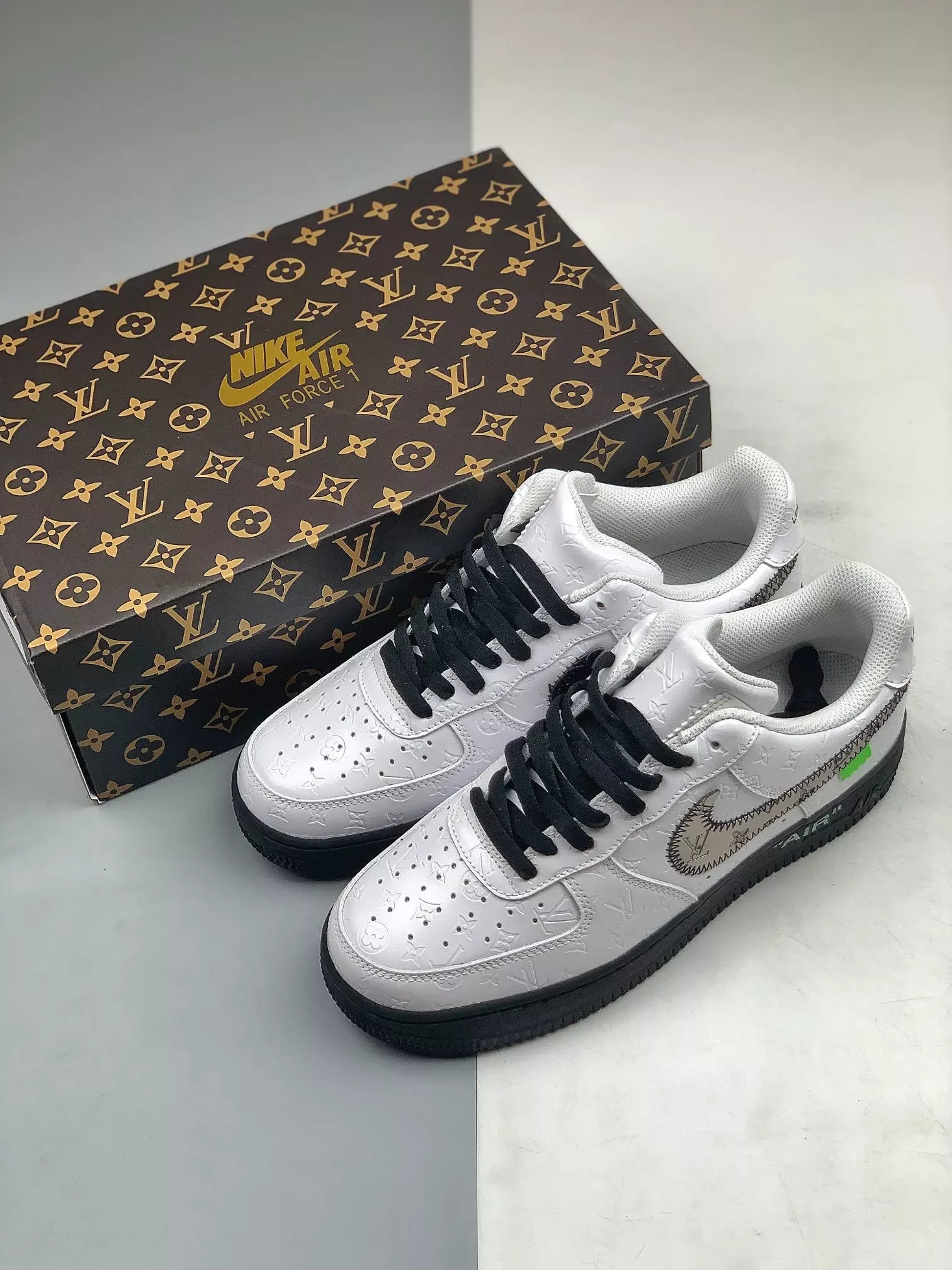 【新商品発売】【今年の新商品】LOUISVUITTON X NIKE ナイキエアフォース1 ホワイト【代金引換】