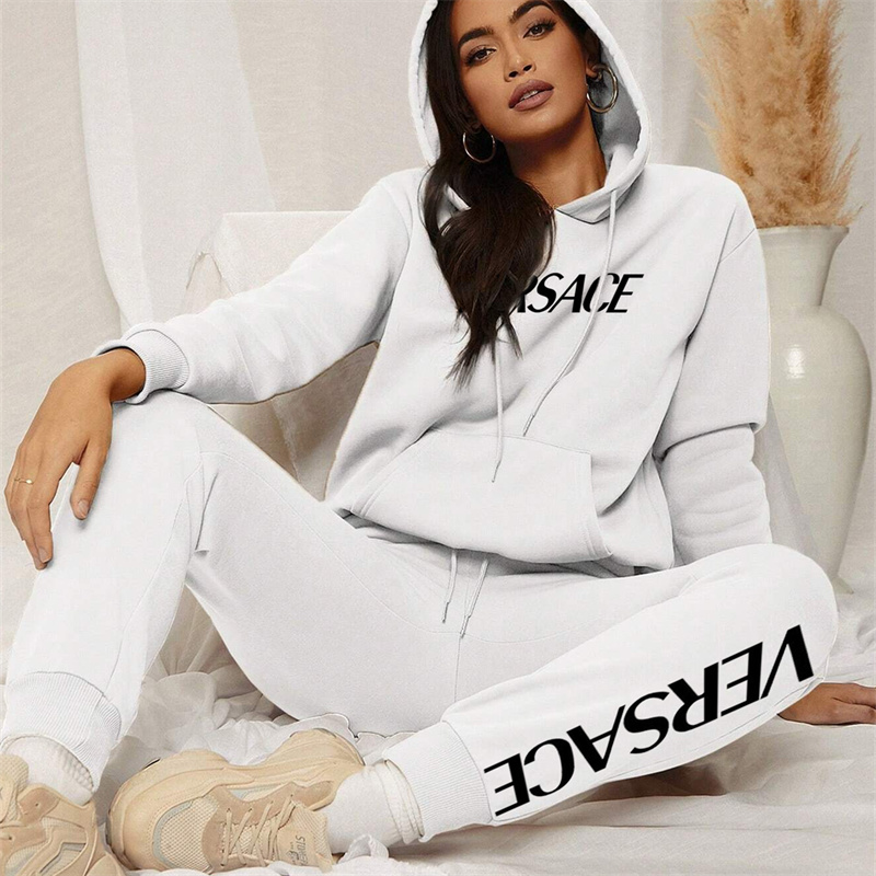 【 VERSACE 】高級ファッショントレンドですパーカーのスーツです