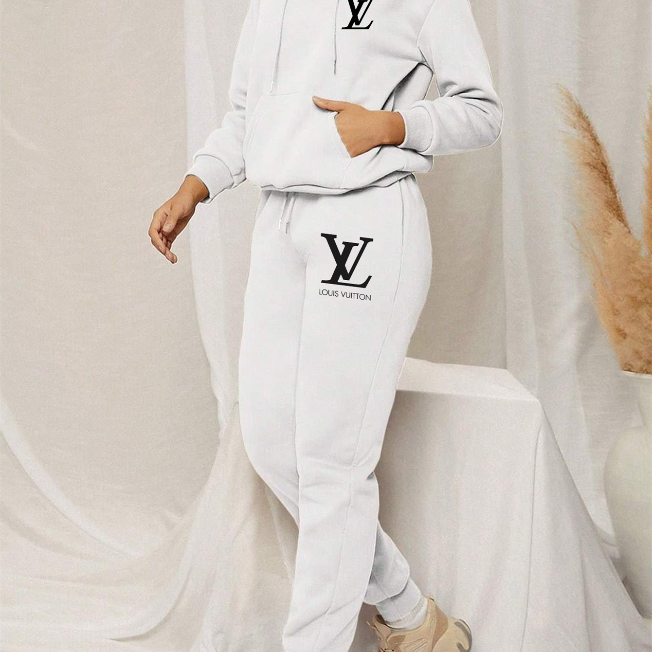 【 Louis Vuitton 】おしゃれねずみ連名パーカーセットです