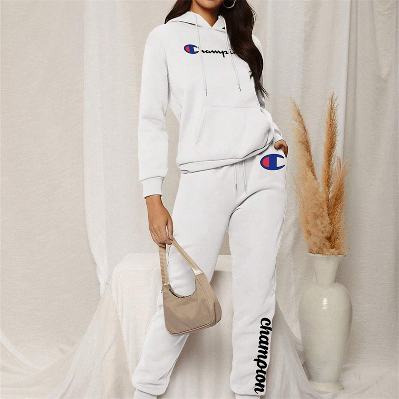 【 CHAMPION 】連名のかわいい子犬ですパーカーのスーツです