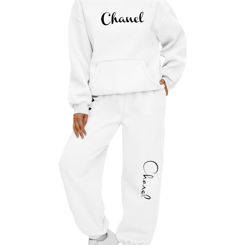【 CHANEL 】TOTORO かわいい猫キャラクターのシンプルなデザインですパーカーのスーツです