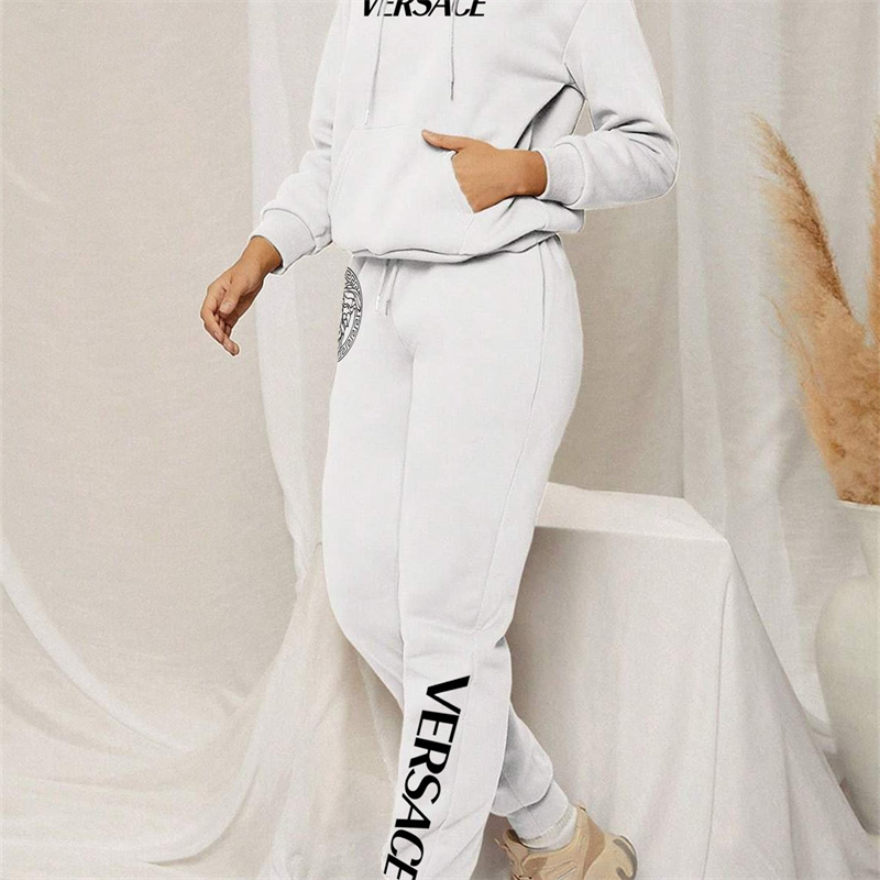 【 VERSACE 】高級ファッショントレンドですパーカーのスーツです