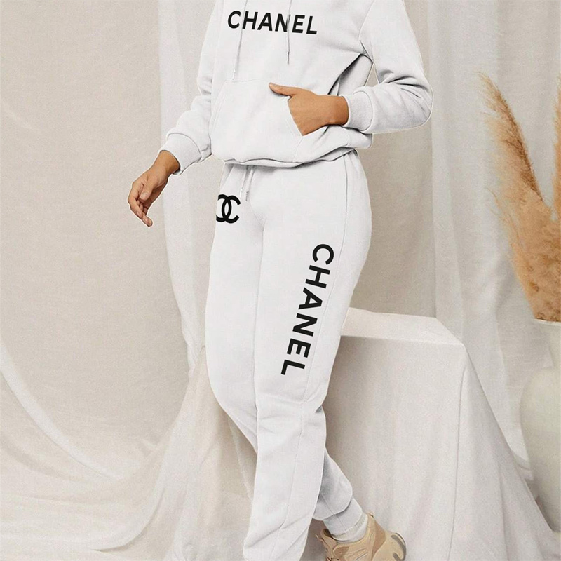【 Chanel 】スタイリッシュでデザイン性の高いブランドの連名パーカーのセットです