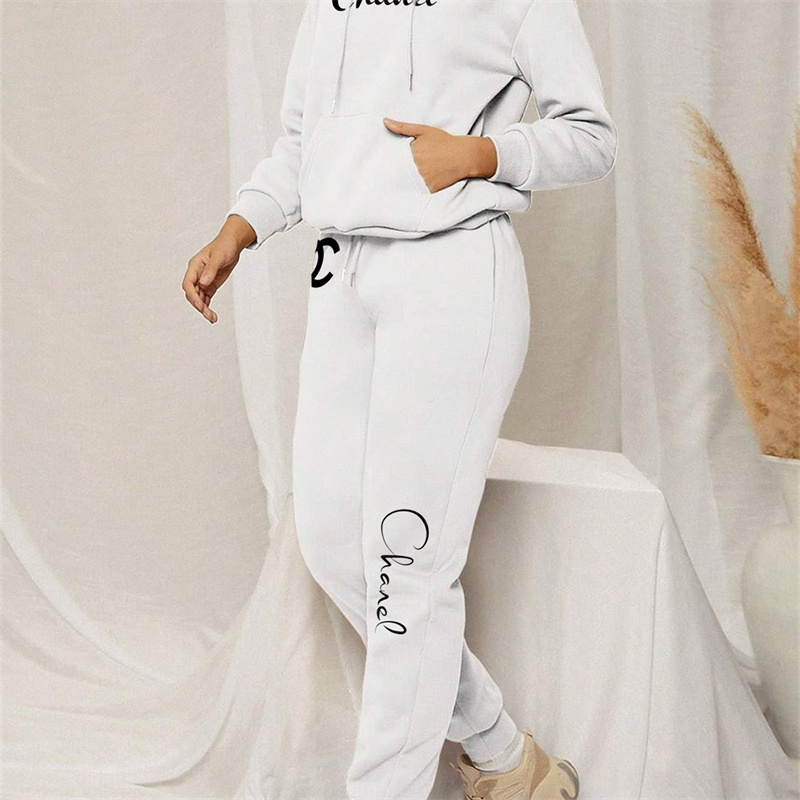 【 CHANEL 】TOTORO かわいい猫キャラクターのシンプルなデザインですパーカーのスーツです