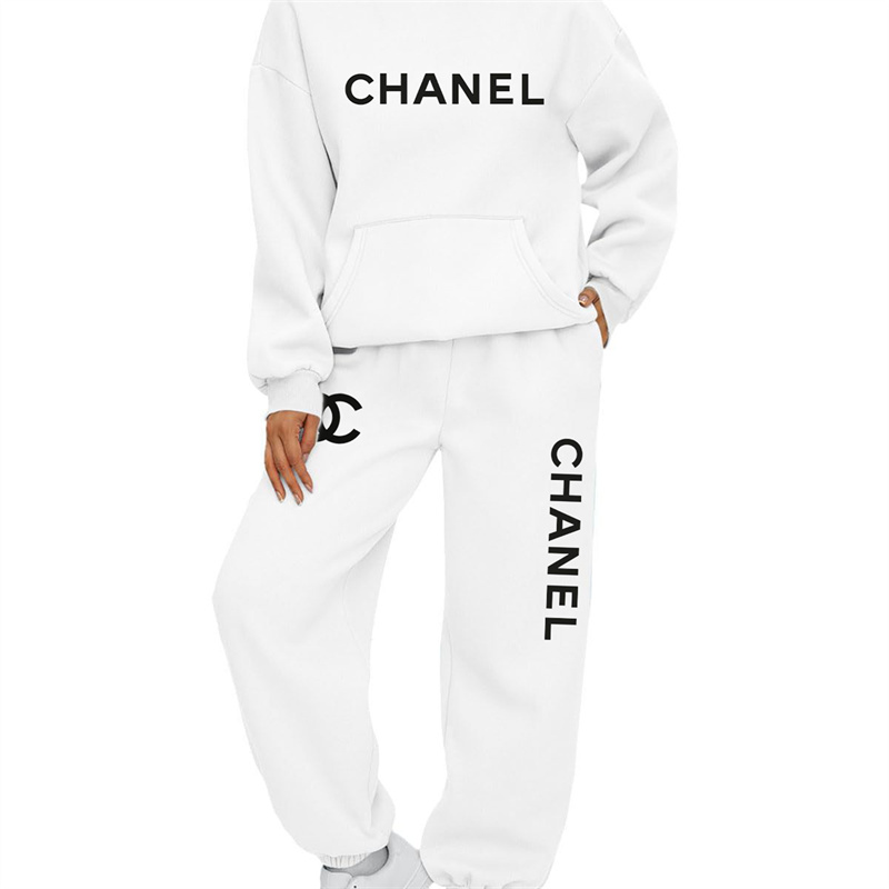 【 Chanel 】スタイリッシュでデザイン性の高いブランドの連名パーカーのセットです