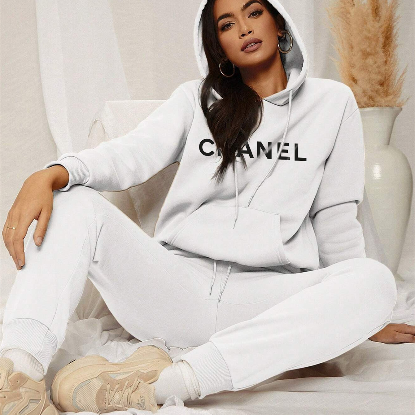 【 Chanel】シンプルなデザインがおしゃれな連名パーカーセットです